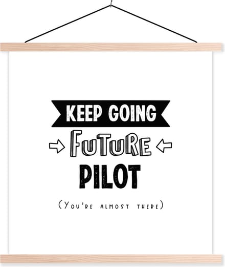Posterhanger incl. Poster 60x60 cm - Schoolplaat - Piloot - Quote - Studeren - Opleiding - School - Textielposter - Blanke latten
