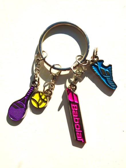 Babolat bedel sleutelhanger met tennisracket, bal, schoen en logo
