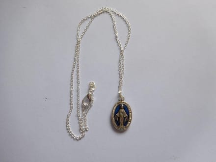 Ketting met hanger Maria zilverkleur.