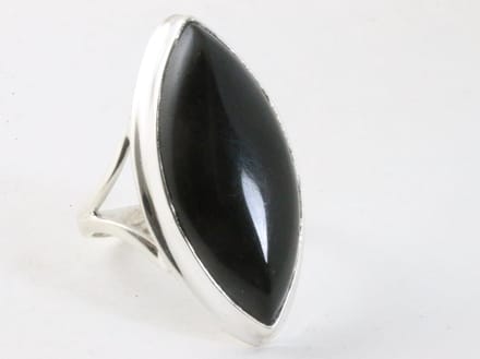 Langwerpige hoogglans zilveren ring met onyx - maat 20