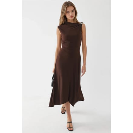 Accessoire Gedetailleerde Asymmetrische Midi Jurk