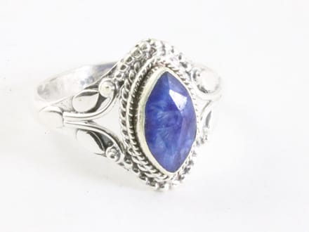 Fijne bewerkte zilveren ring met blauwe saffier - maat 18