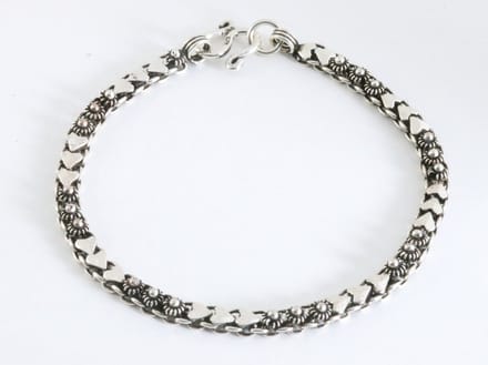 Fijne bewerkte zilveren armband met hartjes - lengte 18 cm