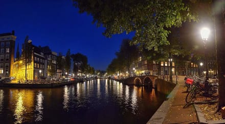 Fotobehang Amsterdams gracht by night 450 x 260 cm - € 295,--