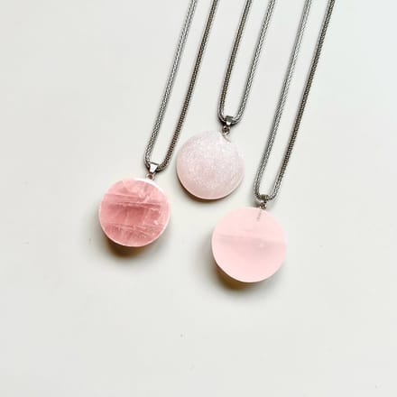 Gemstone ketting Roze kwarts halve bol (half gepolijst)