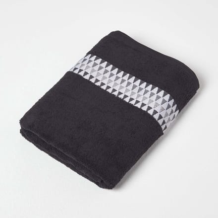 Homescapes Zwarte badhanddoek met rand en driehoekspatroon, 70 x 130 cm