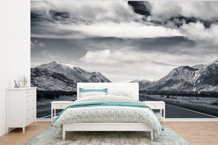 Behang - Fotobehang Zwart wit - Berg - Weg - Breedte 295 cm x hoogte 220 cm