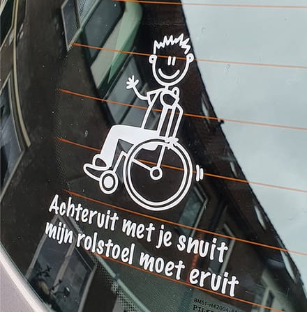 Rolstoelsticker - Gehandicaptensticker - Invalidesticker - Afstand houden - wit - 11 cm x 13 cm - herenvariant - minder valide