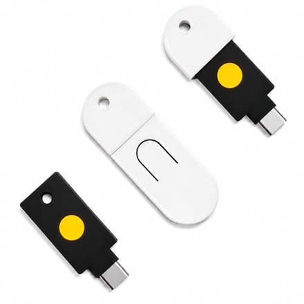 Alvora Sleutelhanger Beschermhoes – Geschikt voor YubiKey 5C NFC – USB-C Opbergcase met Sluitkap – Wit