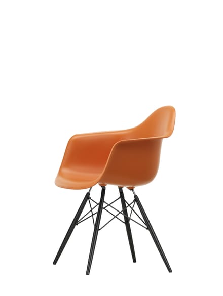 Vitra DAW Eames Plastic Armchair - roestoranje RE - esdoorn zwart