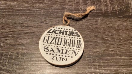 Woodart - Kerstbal (plat) met oogje en touw - 7cm