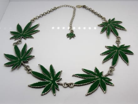 Collier grote groene wietbladen verzilverd en zeer apart.