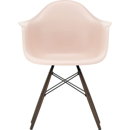 Vitra DAW Eames Plastic Armchair - zachtroze RE - donkere esdoorn