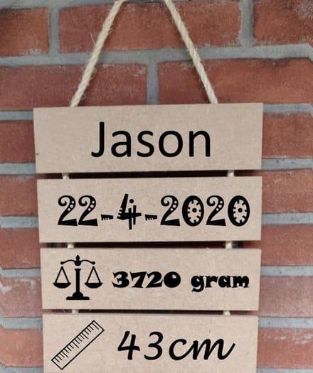 Houten geboorte ladder gepersonaliseerd met eigen persoonlijke tekst - tekstladder kraamcedeau - m