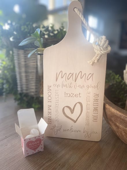 Creaties van Hier - serveerplankje - mama met bruisballen - 35 cm - hout - glas -moederdag cadeautje