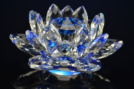 Luxe Kristallen Lotus Bloem – Blauw Accent en Elegant Design