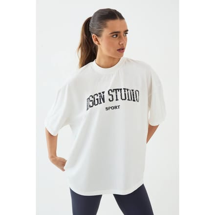 Dames Dsgn Studio Collegiate Bedrukt Oversized T-shirt | Creme | Maat: Medium