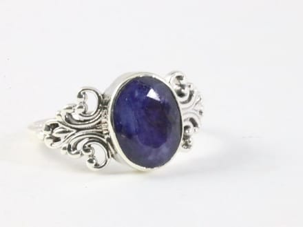 Fijne bewerkte zilveren ring met blauwe saffier - maat 20