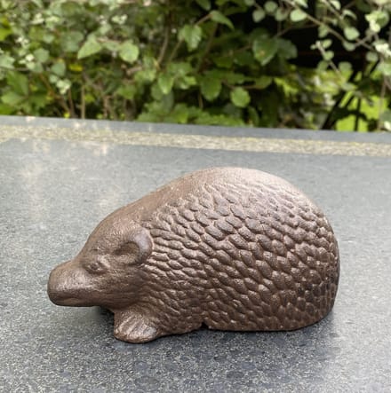 Dierfiguur gietijzer egel donkerbruin