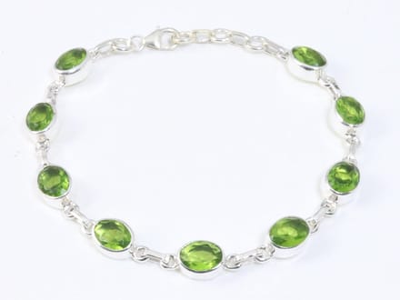 Hoogglans zilveren armband met peridoot
