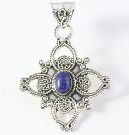 Traditionele bewerkte zilveren hanger met lapis lazuli