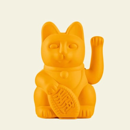 Lucky Cat – Zwaaiende Kat – Deep Yellow – Moderne Maneki Neko – 15 cm – Donkey