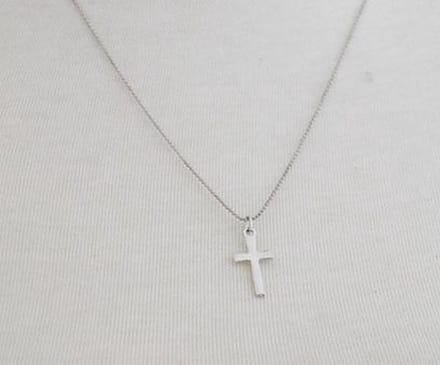 Ketting met hanger kruisje zilverkleur.