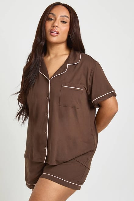 boohoo Dames Plus Jersey Pyjama Set Met Paspelbiezen Korte Mouwen En Short | Chocoladebruin | Maat: 46