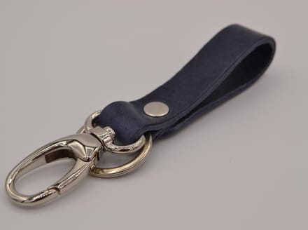 BLAUWE SLEUTELHANGER MET STRAK DESIGN. GEMAAKT VAN TOP KWALITEIT ITALIAANS VOL NERF LEDER