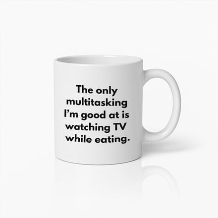 330ml Grappige Mok over Multitasking – "Het Enige Multitasken Waar Ik Goed In Ben Is TV Kijken Terwijl Ik Eet"
