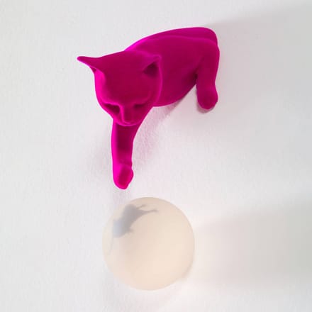 Karman wandlamp Maoo, fuchsia keramiek, glas, kattenfiguurtje