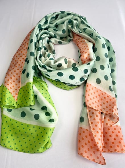 Sjaal modieus van glad materiaal 20% zijden met 80 % viscose