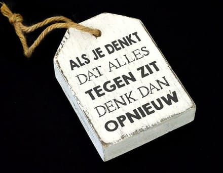 Hanger wit 9x6 cm - Als je denkt dat alles tegen zit denk dan opnieuw