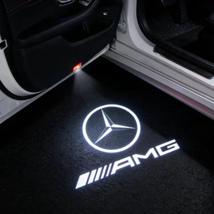 Mercedes‑Benz LED Deurverlichting – AMG Variant – Set van 2 | Geschikt voor CLA, C‑Klasse, E‑Klasse, CLS