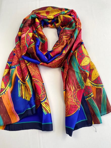 Sjaal print mix van glad materiaal 30% zijde met 70% viscose