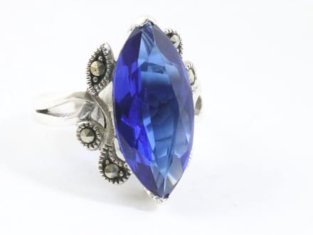 Zware zilveren ring met blauwe saffier en marcasiet - maat 18