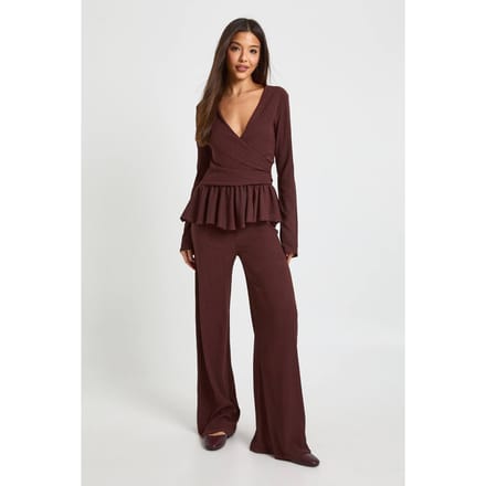 boohoo Dames Getextureerd wikkeldetail lange mouwtop en broekset | Chocolate | Maat: 14