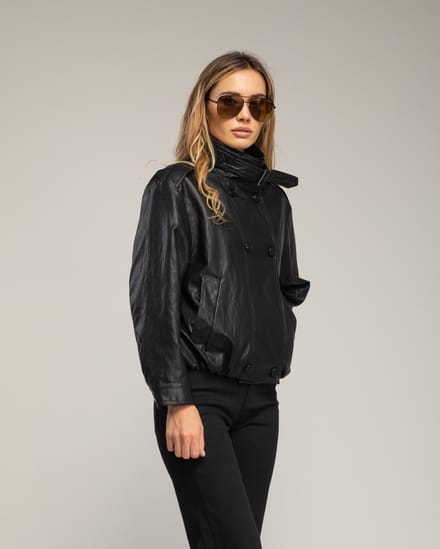 Oversized imitatielederen jas met dubbele knopenrij, een rimpeling in de taille en een gespsluiting bij de kraag.