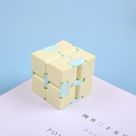 Grensoverschrijdende Flip Pocket Dobbelstenen Rubiks Kubus Creatieve Vinger Rubiks Kubus Decompressie Vent Variëteit geel