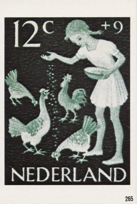 Briefkaart met afbeelding Meisje voert kippen postzegel