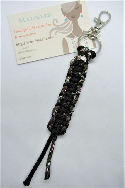 Paracord sleutelhanger (Zwart/Groen/rood/wit)