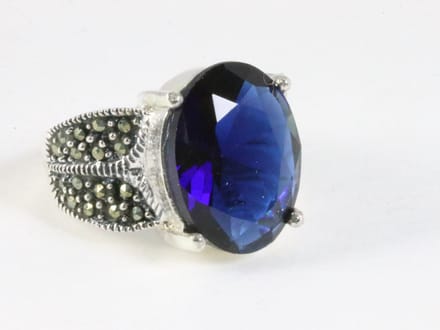 Zware zilveren ring met blauwe saffier en marcasiet - maat 18