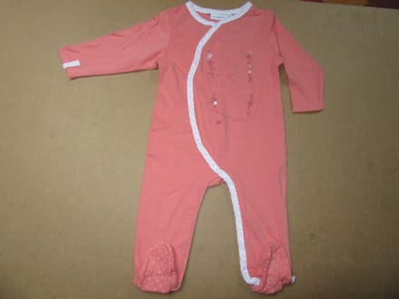 Noukie's Perzikkleurig pyjama trappelpakje-9M