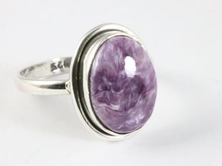 Ovale zilveren ring met paarse charoiet - maat 18