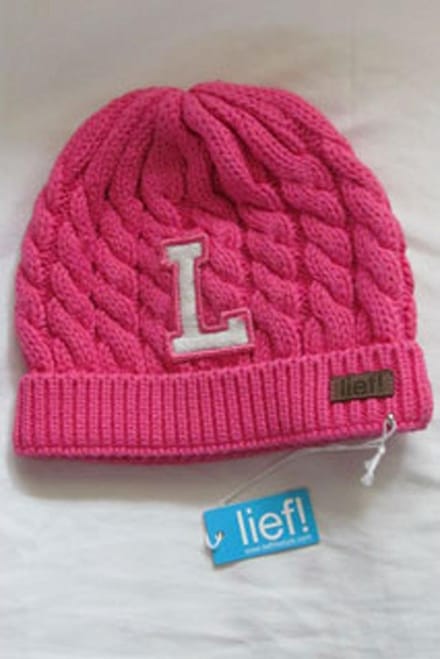 Lief! gebreide fuchsia roze muts met kabelpatroon, maat M