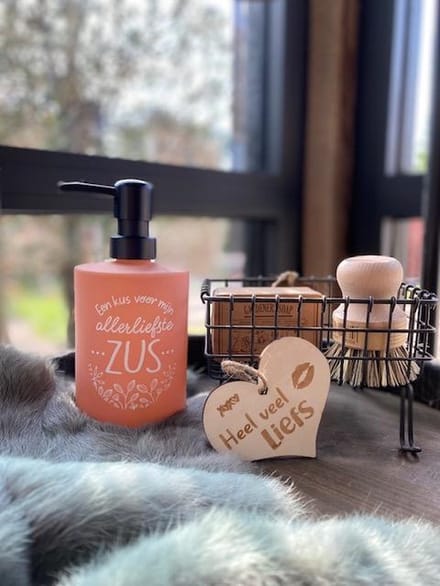 Creaties van hier - zeeppompje zus met houten hartje - glas