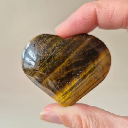 Edelsteen Tijgeroog Hart Palmsteen – Zelfvertrouwen, Bescherming & Kracht