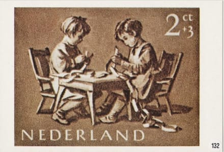 Briefkaart met afbeelding kinderen freubelen aan tafel postzegel