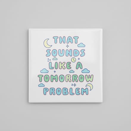 Grappige Quote Keramische Tegel – “That Sounds Like a Tomorrow Problem” – Speelse Woondecoratie – 15 × 15 cm