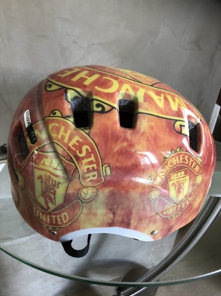 Safeways-helmets, uniek ontwerp KED helm Risco ManUnited. L is 57-62cm